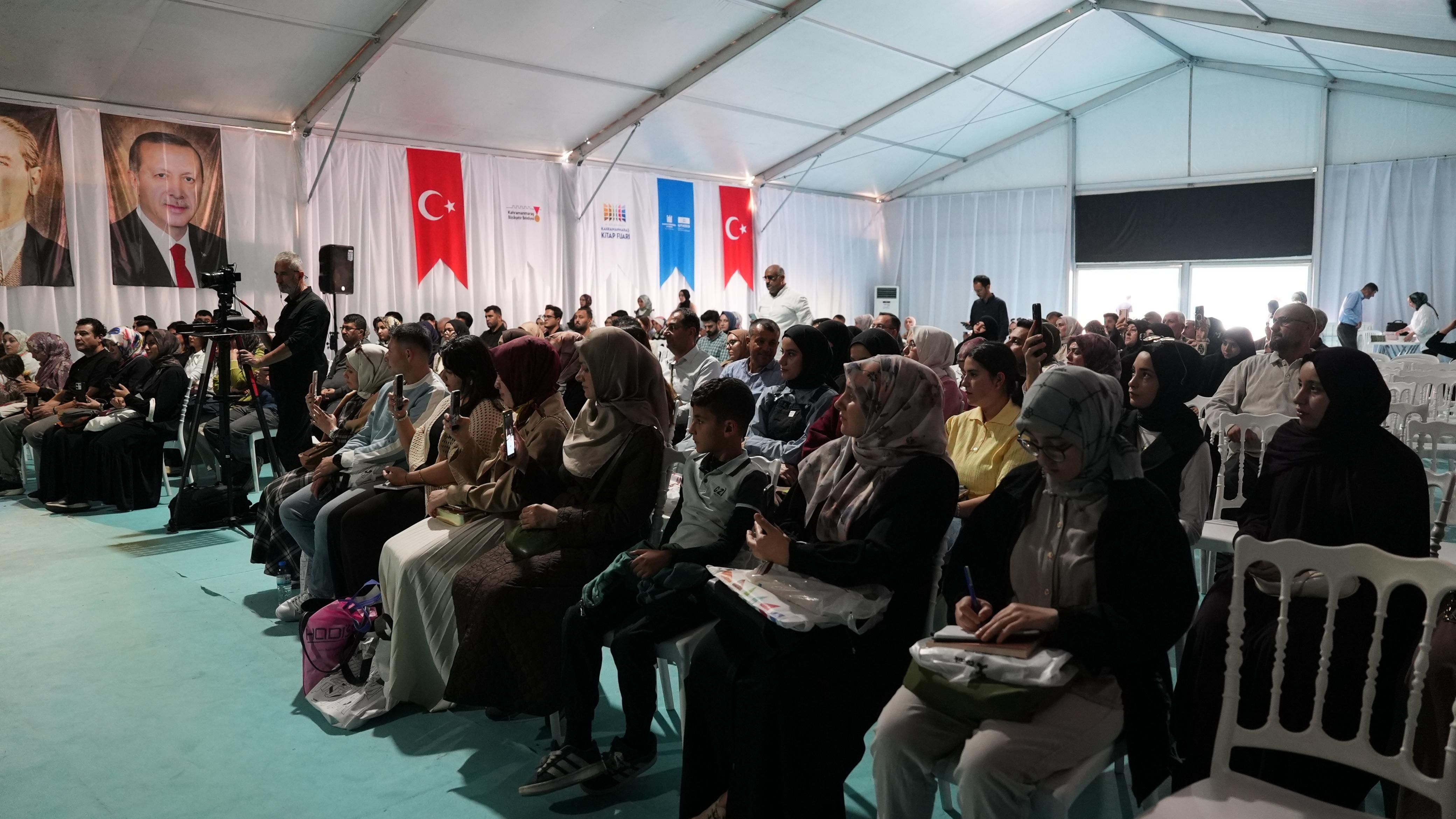 Nurullah Genç Kahramanmaraş Kitap Fuarı’nda Şiirleriyle Büyüledi (1)