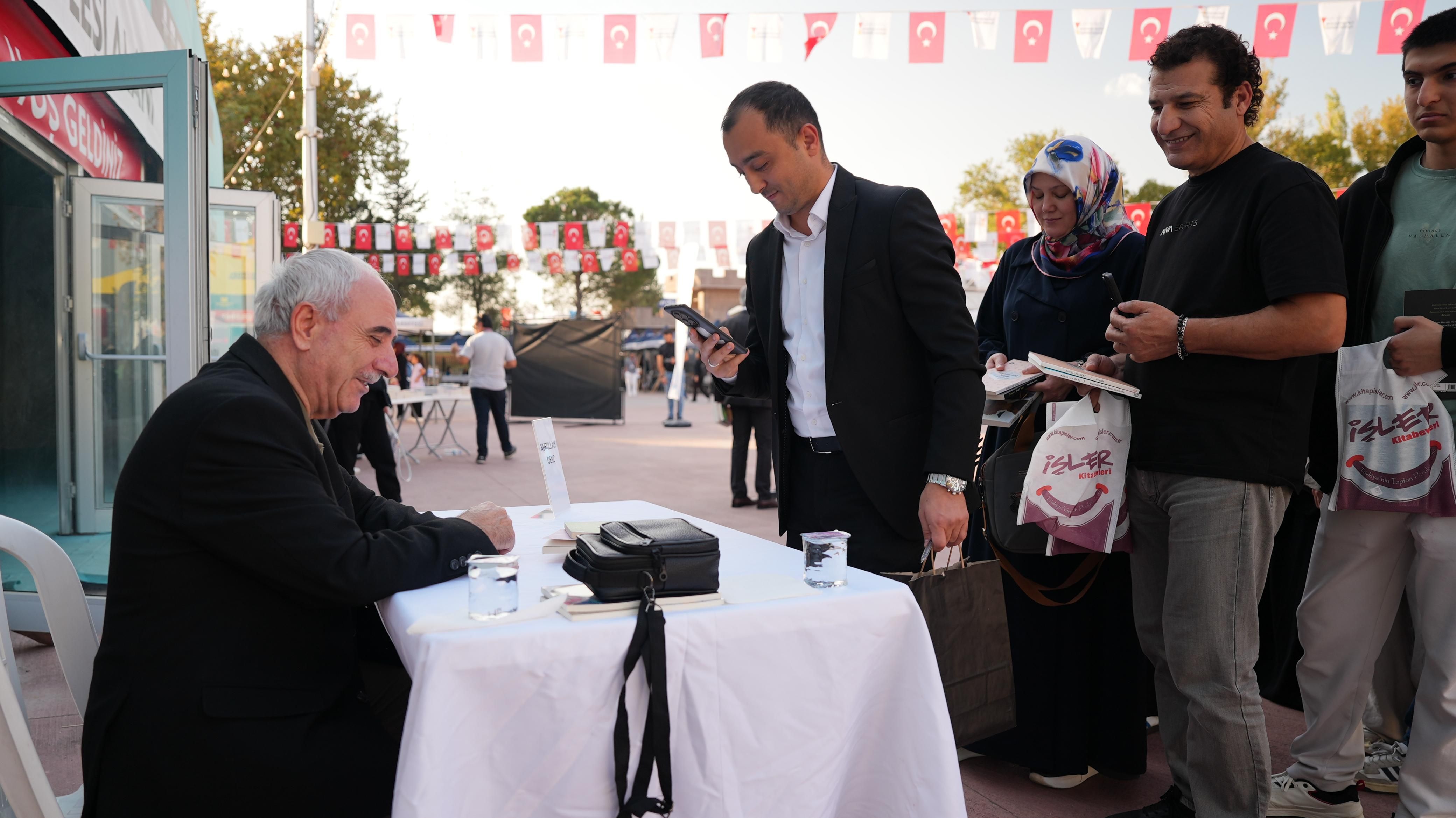 Nurullah Genç Kahramanmaraş Kitap Fuarı’nda Şiirleriyle Büyüledi (4)