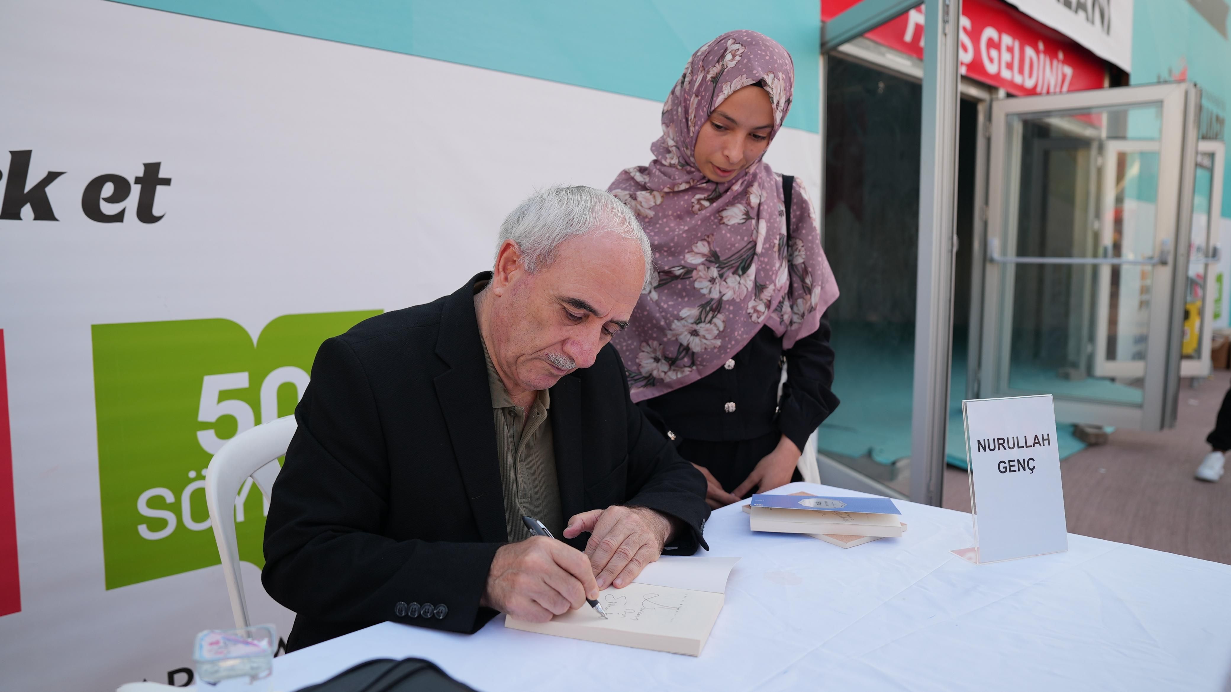 Nurullah Genç Kahramanmaraş Kitap Fuarı’nda Şiirleriyle Büyüledi (6)