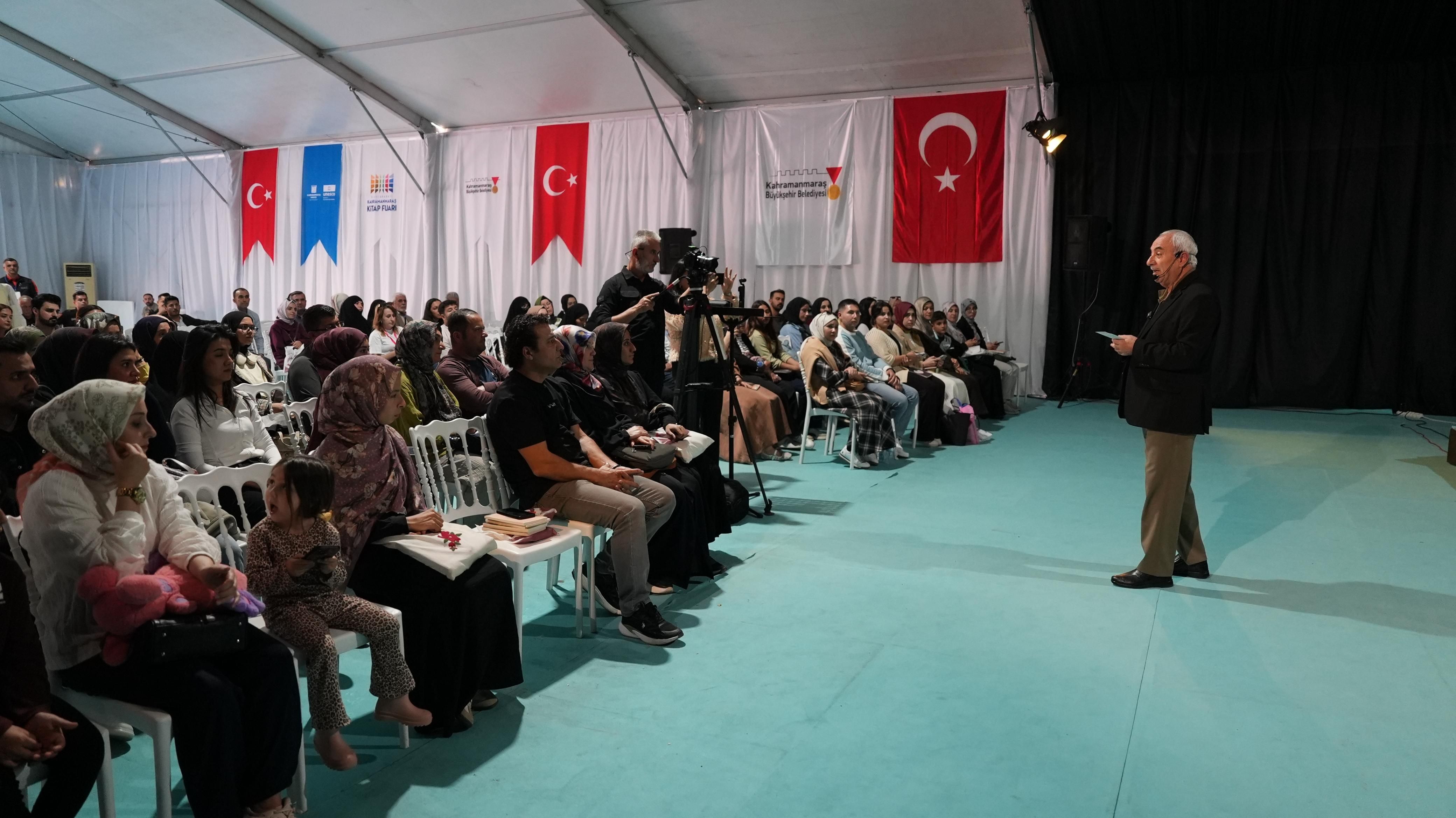 Nurullah Genç Kahramanmaraş Kitap Fuarı’nda Şiirleriyle Büyüledi (8)