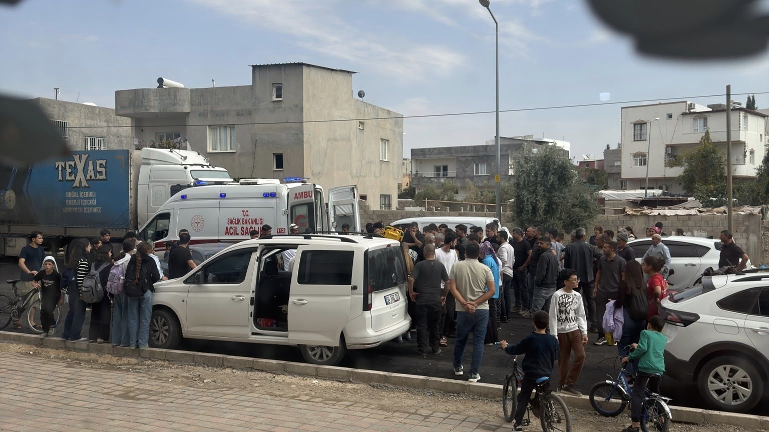 Otomobilin araçtan inen çocuğa çarptığı kaza kamerada
