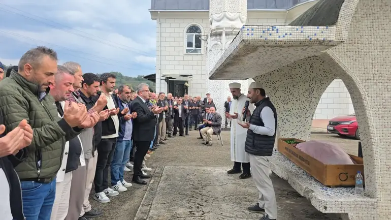 Oğlunu Öldüren Cinayet Şüphelisinin Annesi Tarafından Tabancayla Vurulan Kadın, Toprağa Verildi 1