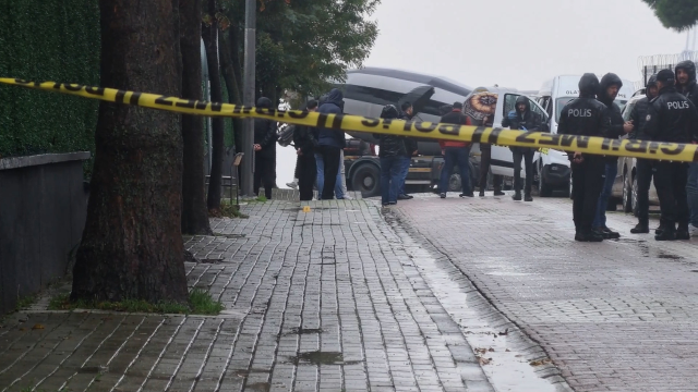 Okul Önünde Silahlı Kavga! Bekçi Veliyi Vurdu