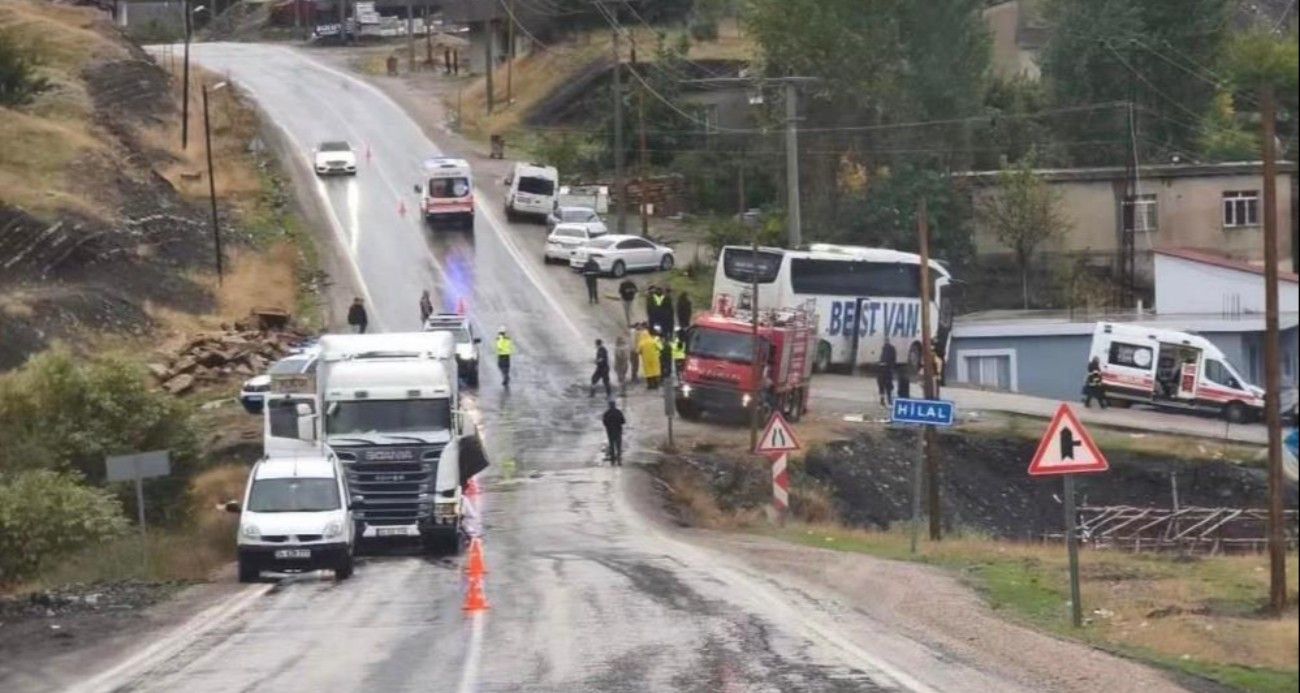 Otobüs ile tır çarpıştı: 15 yaralı