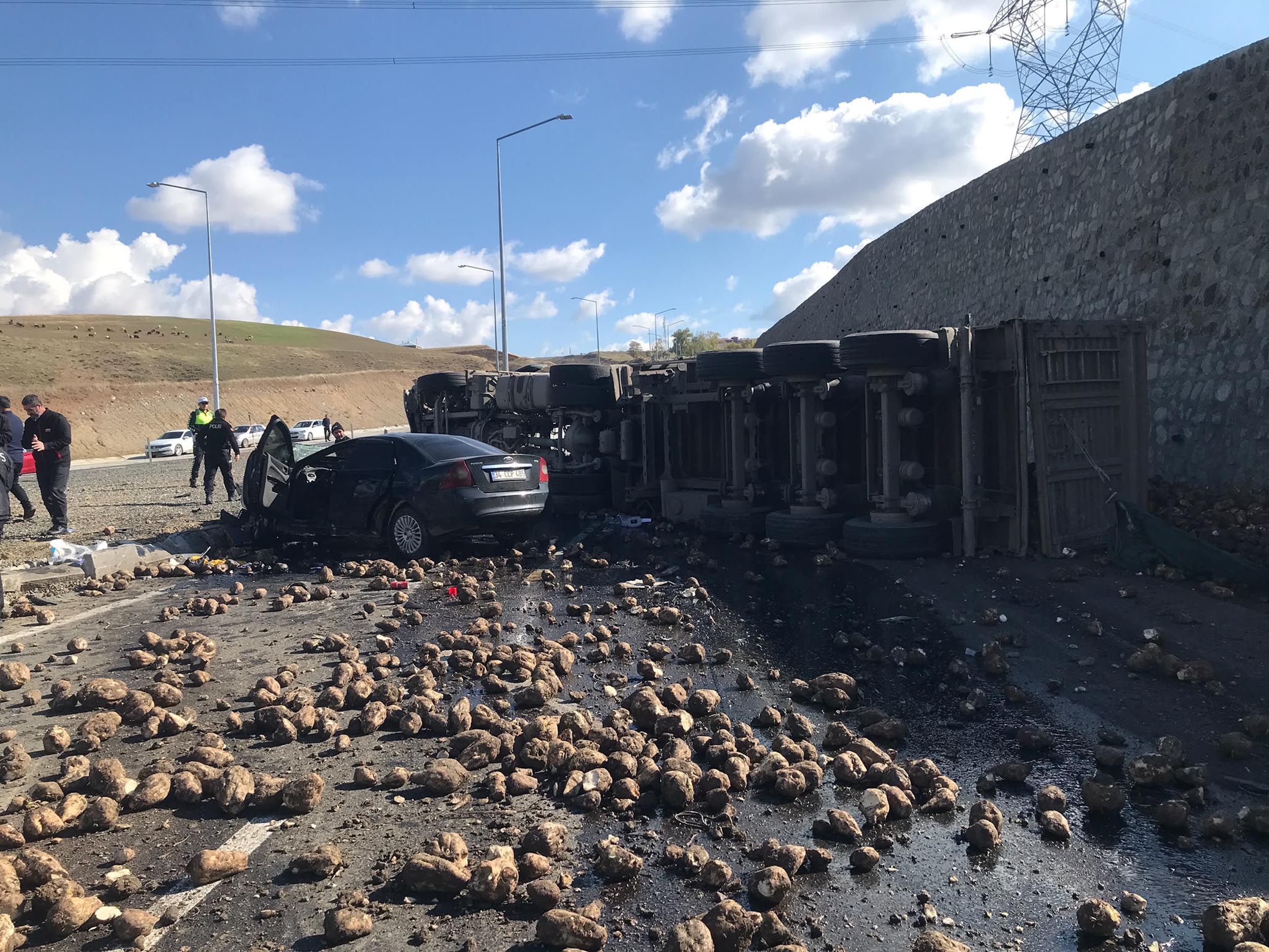 Pancar yüklü TIR ile otomobil çarpıştı: 4 ölü, 1 yaralı