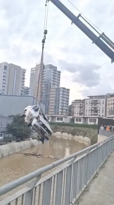 Sarıyer’de Selde Kaybolan Ahmet Derin’in Aracının Sürüklendiği Yeni Görüntüler; İçinde Adam Var