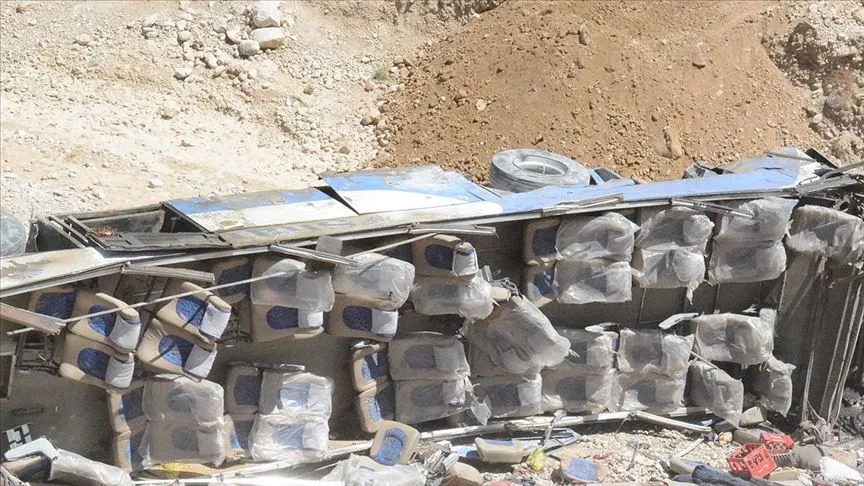 Yolcu otobüsü devrildi: 10 ölü, 32 yaralı