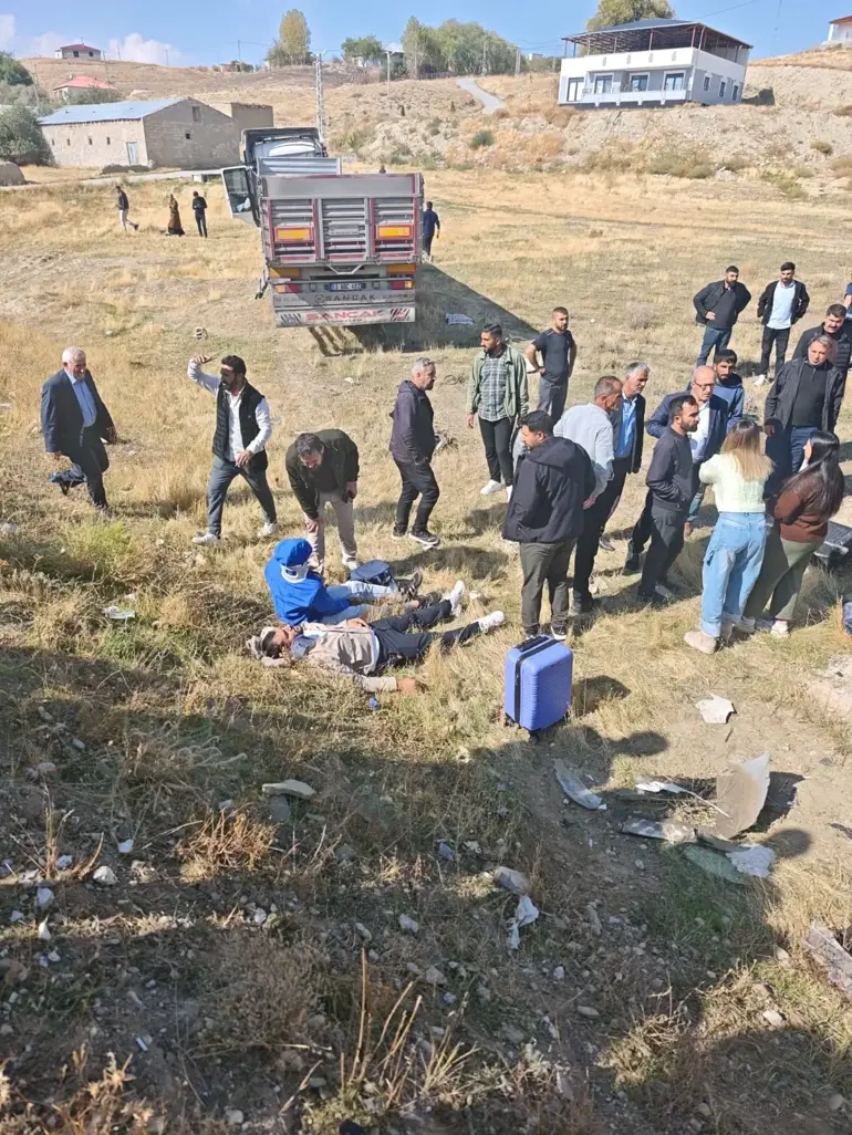Tir'la Yolcu Minibüsü Çarpıştı; 1'I Ağır, 11 Yaralı 1