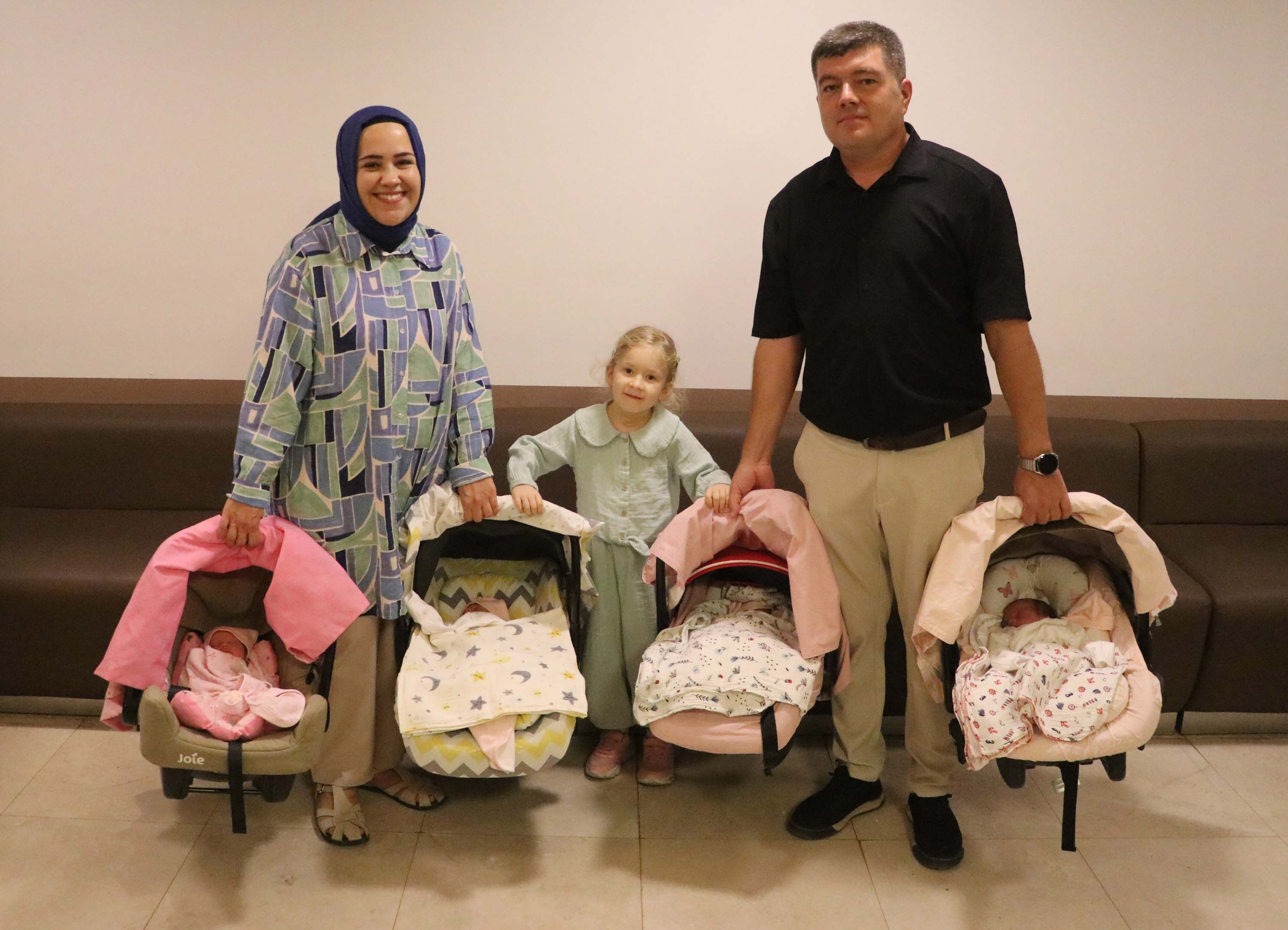 Tüp Bebek Tedavisiyle Dördüz Kız Sevinci Artık 5 Kızları Var (1)