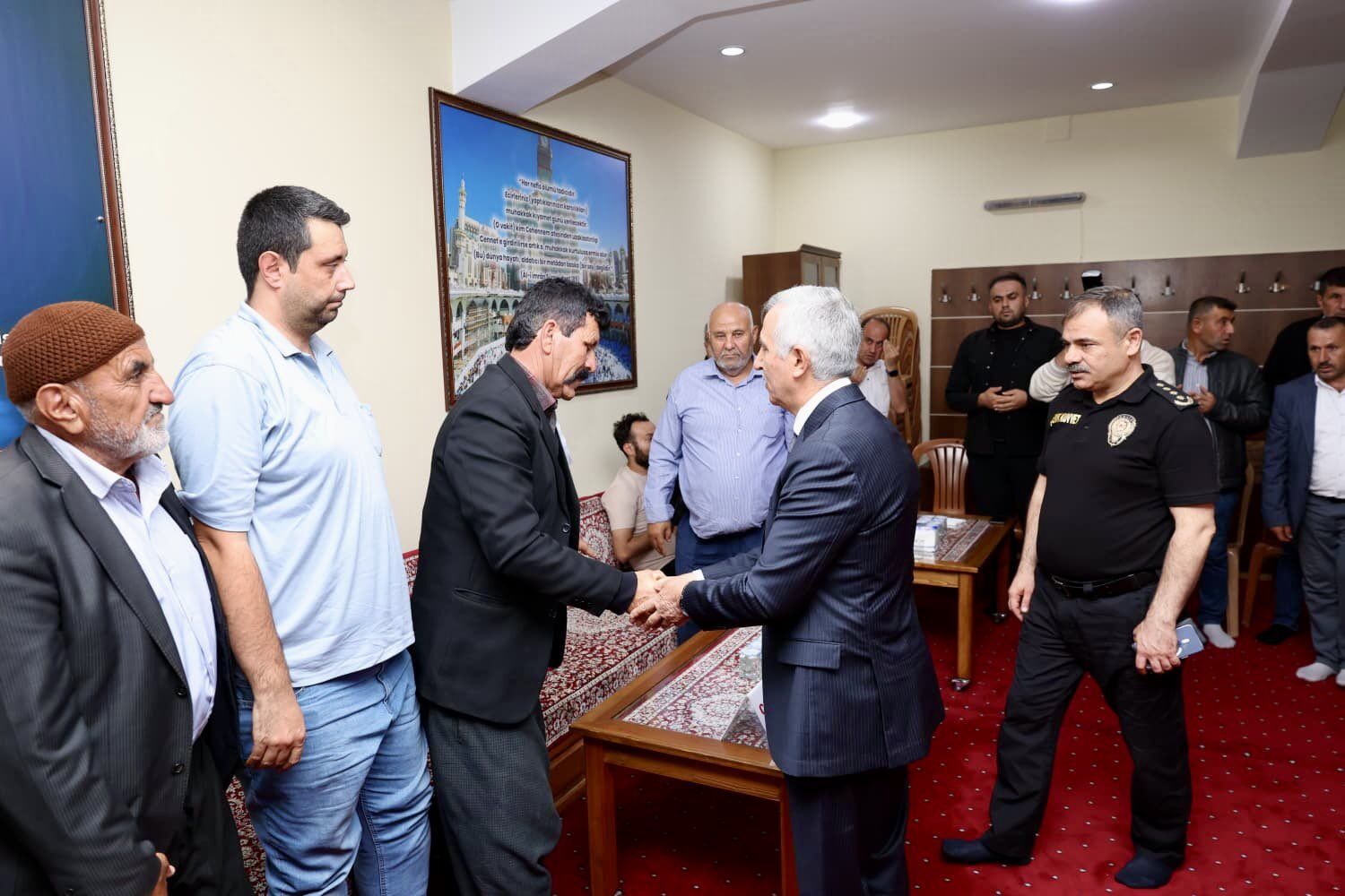 Vali Ünlüer Şehit Ailesinin Acısını Paylaştı (1)