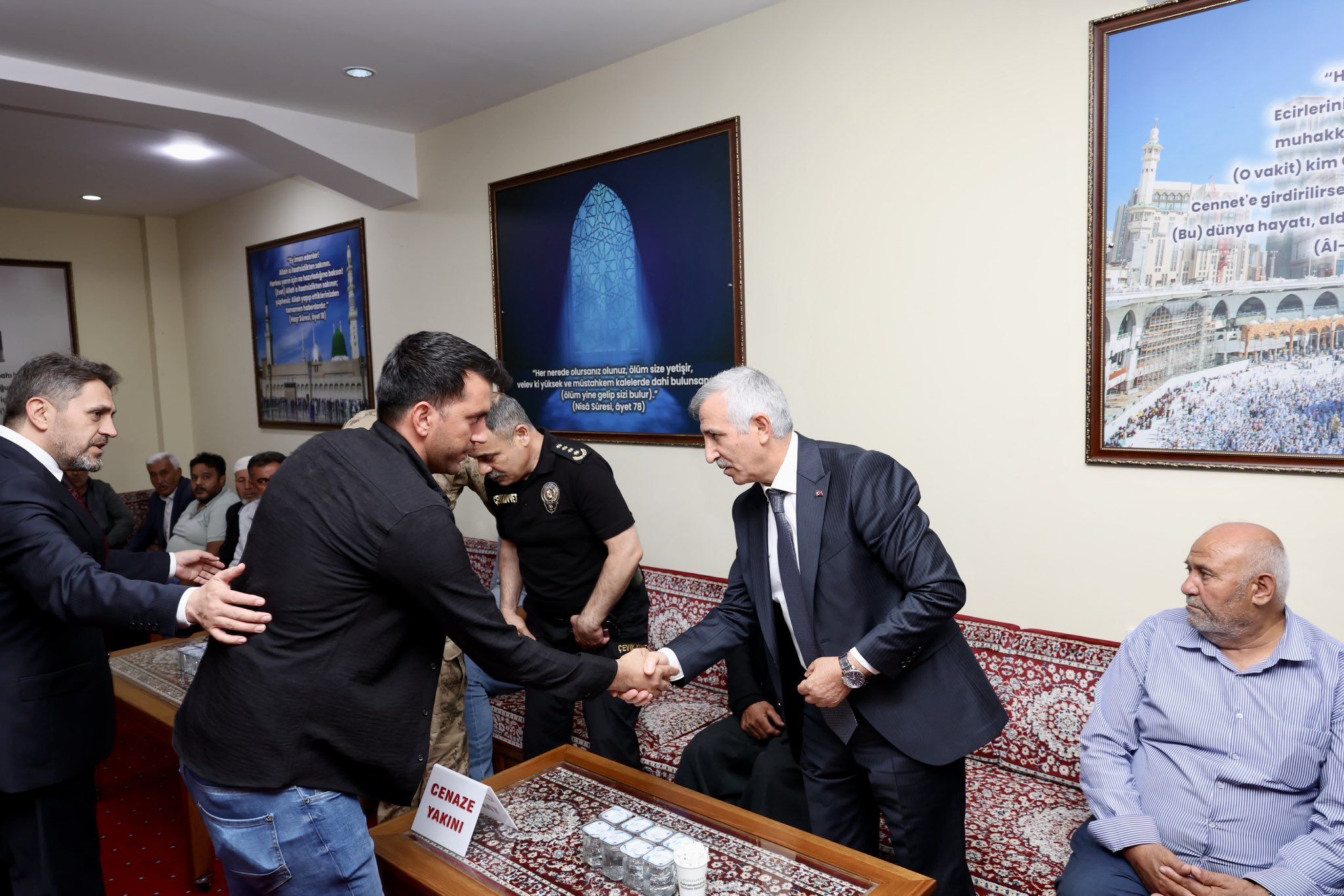 Vali Ünlüer Şehit Ailesinin Acısını Paylaştı (4)