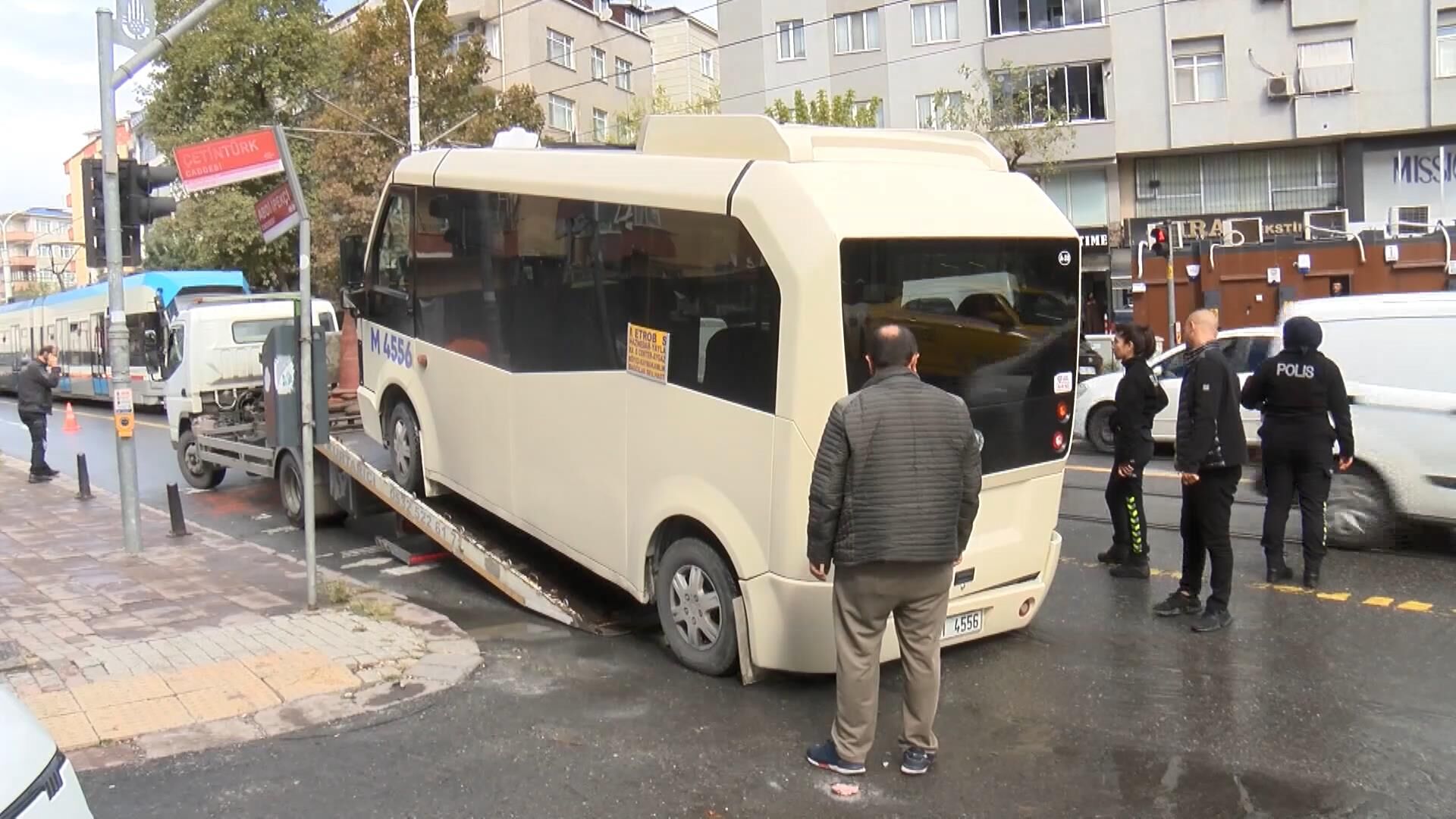 Yasak Yerden Dönüş Faciaya Dönüyordu! Tramvay Minibüse Çarptı (2)