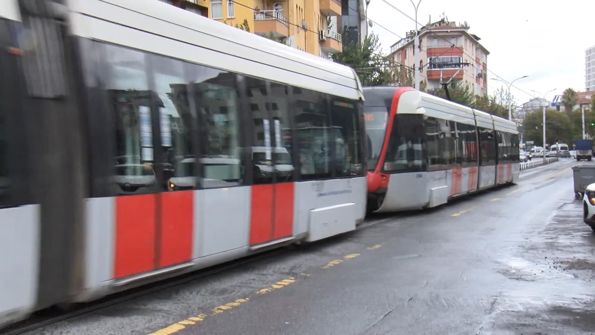Yasak Yerden Dönüş Faciaya Dönüyordu! Tramvay Minibüse Çarptı (4)
