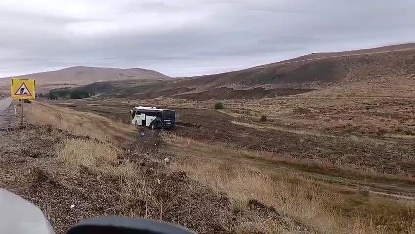 Yolcu Otobüsü Tarlaya Girdi 2’Si Çocuk 9 Yaralı (2)